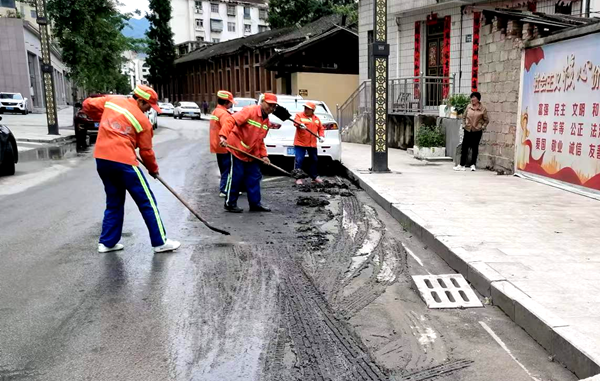 房縣城管：清淤 保障市民出行