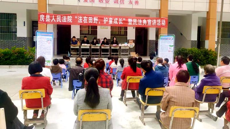 縣法院開展“法在田野 護童成長”未成年人關(guān)愛活動