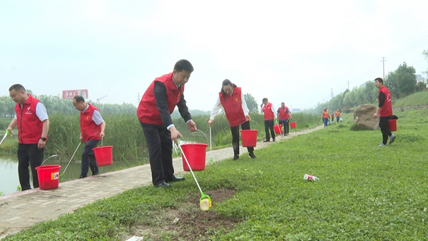 紀道清參加“清潔房縣”行動并開展巡河