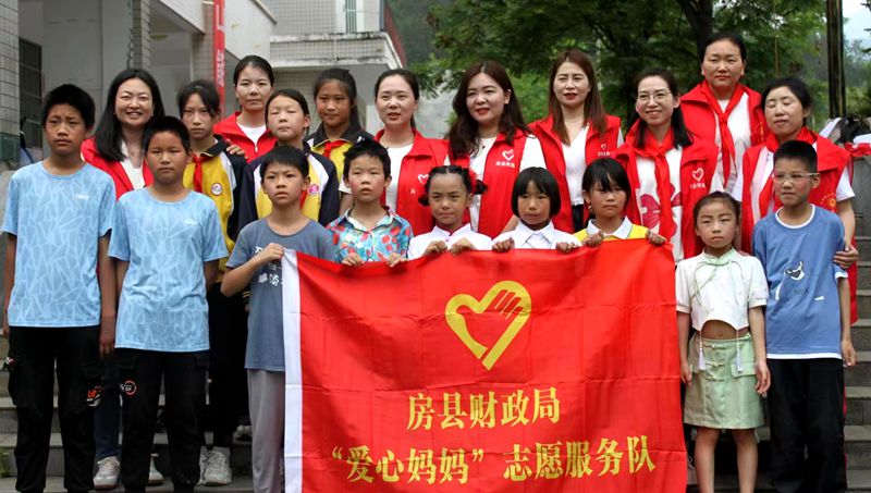房縣財(cái)政局“愛(ài)心媽媽”攜手獻(xiàn)愛(ài) 溫暖童行