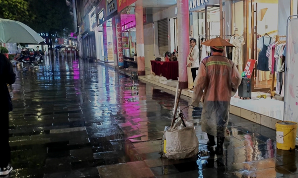 【我身邊的創(chuàng)文故事】周光明：風(fēng)雨中最美的堅守