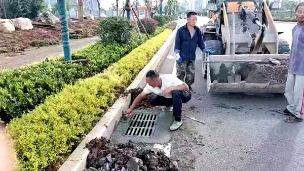 縣住建局：對(duì)損壞的雨水篦子進(jìn)行更換