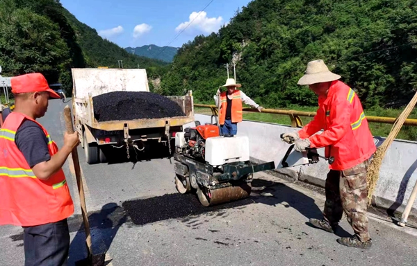 縣公路養(yǎng)護(hù)中心：積極修復(fù)路面病害，保障群眾安全通行