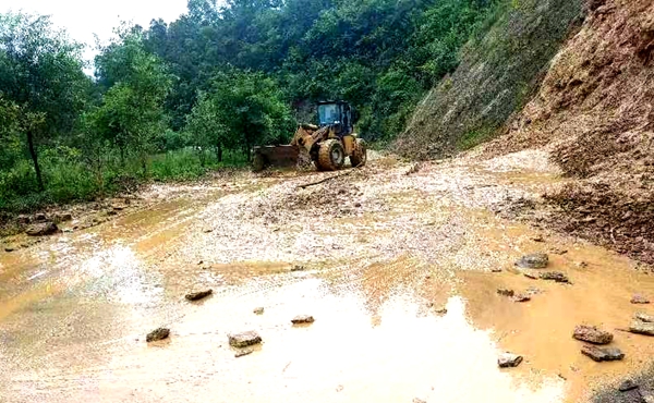 房縣公路養(yǎng)護(hù)中心：聞“汛”而動 一線保暢通