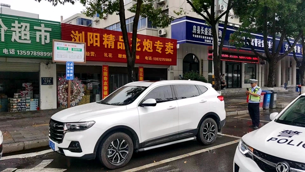 房縣交警:集中開展私家車占用公交站停車位專項整治行動