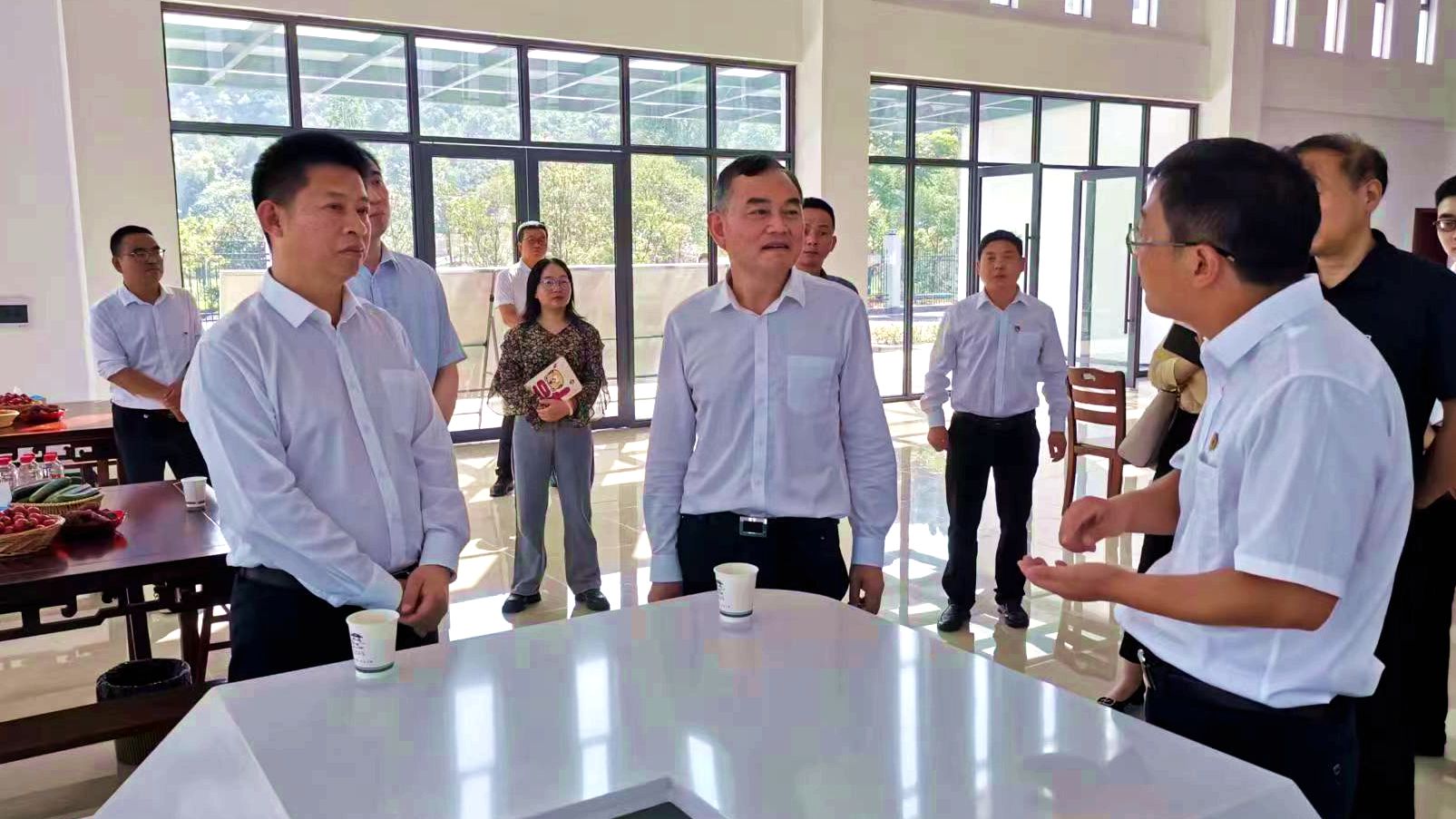 趙哲到房縣開展“七·一”走訪慰問暨下基層實踐活動