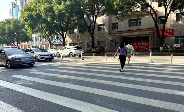 房縣交警：開展機動車“禮讓斑馬線”專項整治行動 助推文明城市創(chuàng)建工作