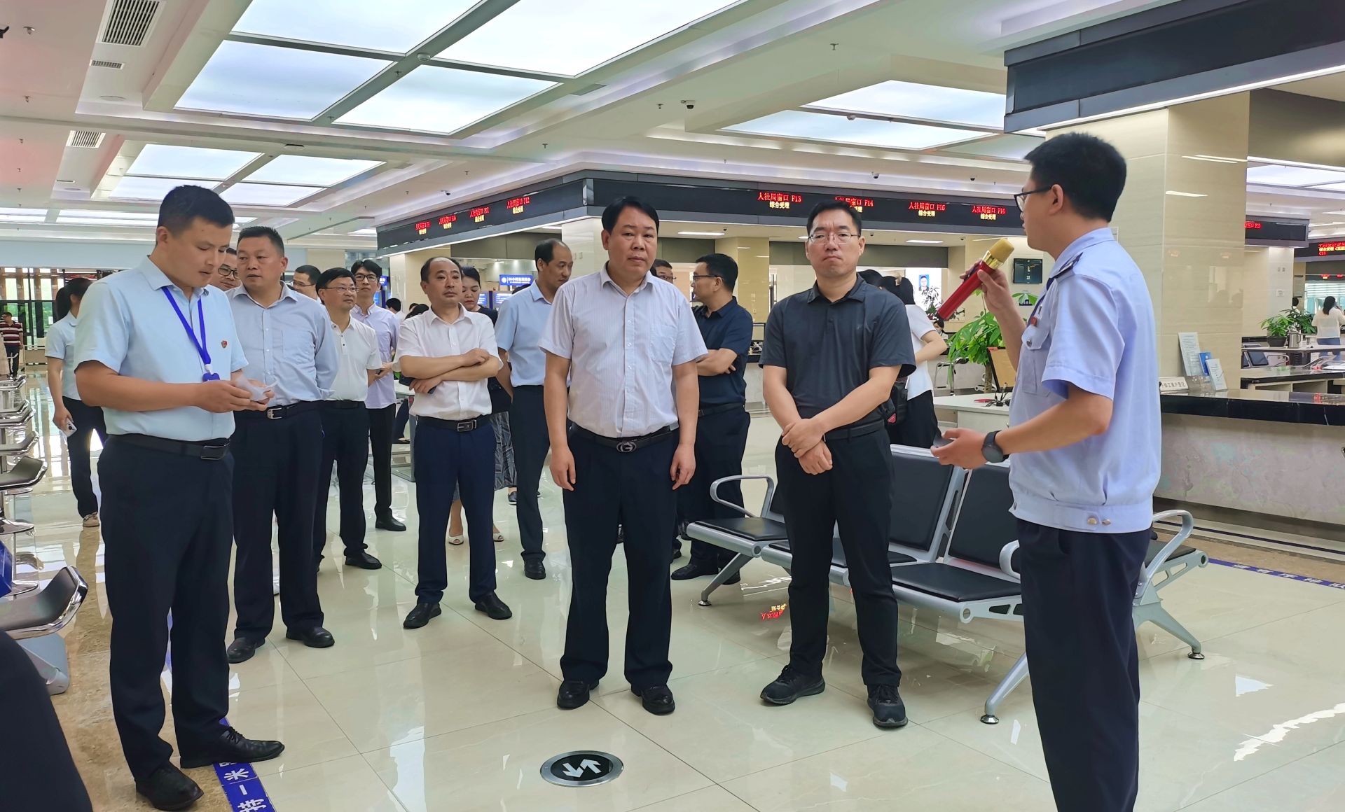 全市政務(wù)服務(wù)基層“三化”建設(shè)現(xiàn)場(chǎng)拉練來(lái)房縣參觀