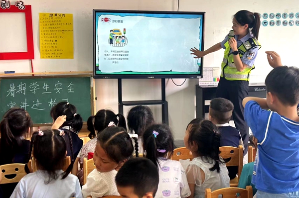 房縣交警：學(xué)生暑期安全進(jìn)校園