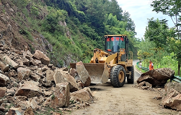 市公路發(fā)展中心來我縣檢查指導(dǎo)公路水毀搶修工作