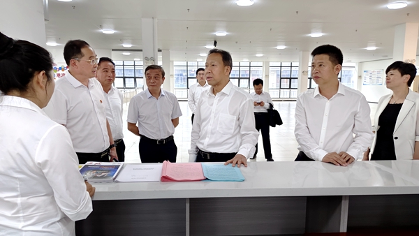 省人大常委會副主任、省總工會主席劉雪榮來房調(diào)研工會工作