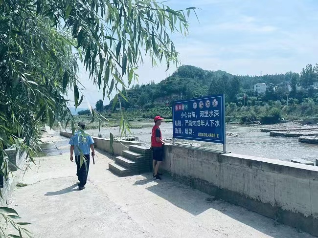 軍店鎮(zhèn)：“紅馬甲+小喇叭”   筑牢防溺水“安全網(wǎng)”