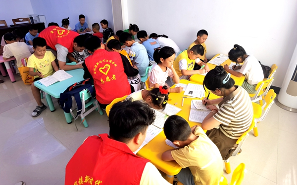 房縣助學支教志愿服務隊：愛不休假  留守不孤單