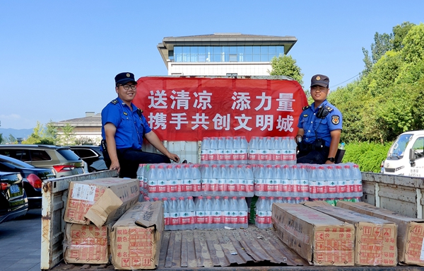 助力創(chuàng)文一線城管！縣創(chuàng)文辦開展“送清涼”活動