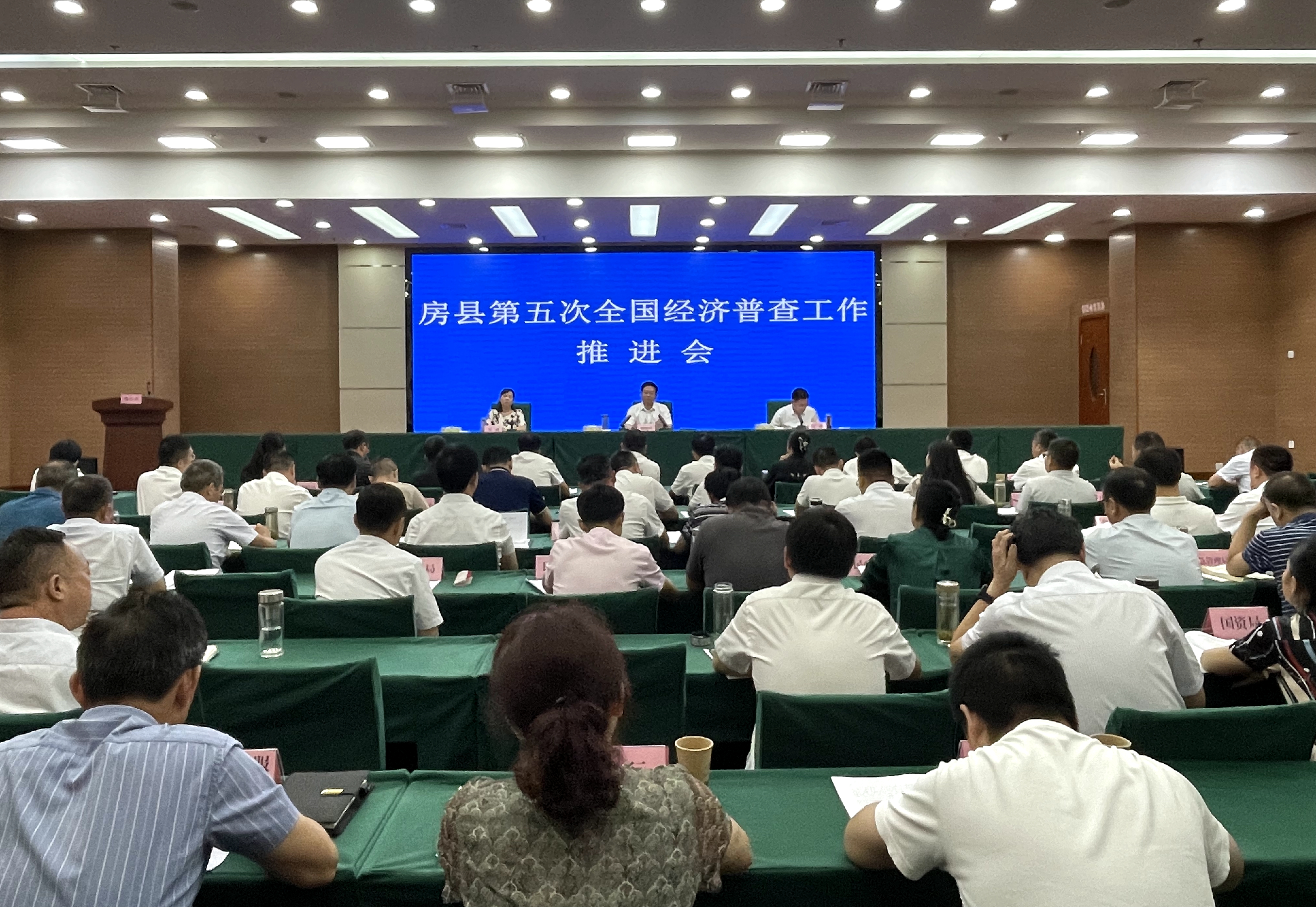 謝曉鳴在全縣第五次全國(guó)經(jīng)濟(jì)普查工作推進(jìn)會(huì)上強(qiáng)調(diào)：  提高政治站位深化規(guī)律認(rèn)識(shí)強(qiáng)化統(tǒng)籌協(xié)調(diào)  高標(biāo)準(zhǔn)高質(zhì)量推動(dòng)經(jīng)濟(jì)普查工作落地落實(shí)