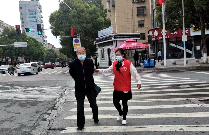 房縣供銷社開展文明交通勸導(dǎo)志愿服務(wù)活動