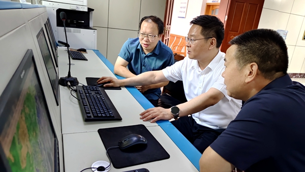 謝曉鳴調(diào)度指揮防汛工作