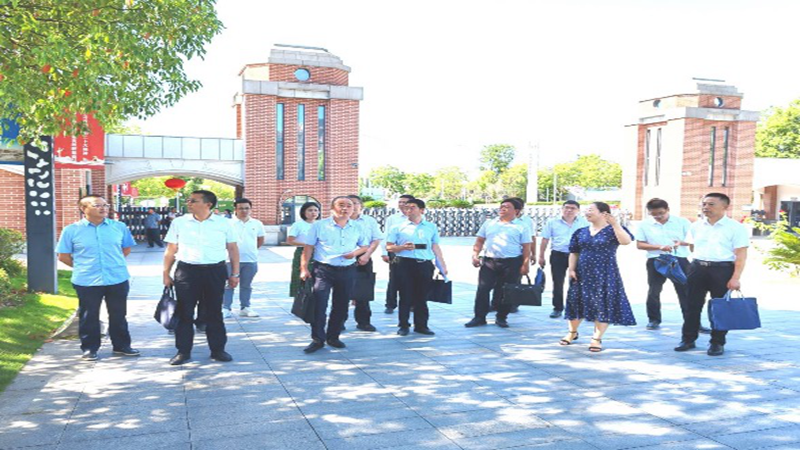 縣一中：外出學(xué)習(xí)拓思路 分享交流共成長