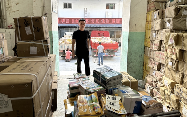 房縣新華書店 全力以赴抓發(fā)行 服務(wù)學(xué)校開學(xué)季