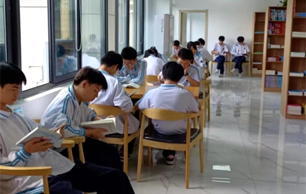 房縣新華書店一中校園店迎來首批客人