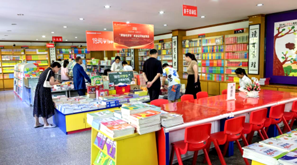 房縣新華書店 迎銷售旺季 線上線下“開學(xué)經(jīng)濟”悄然升溫