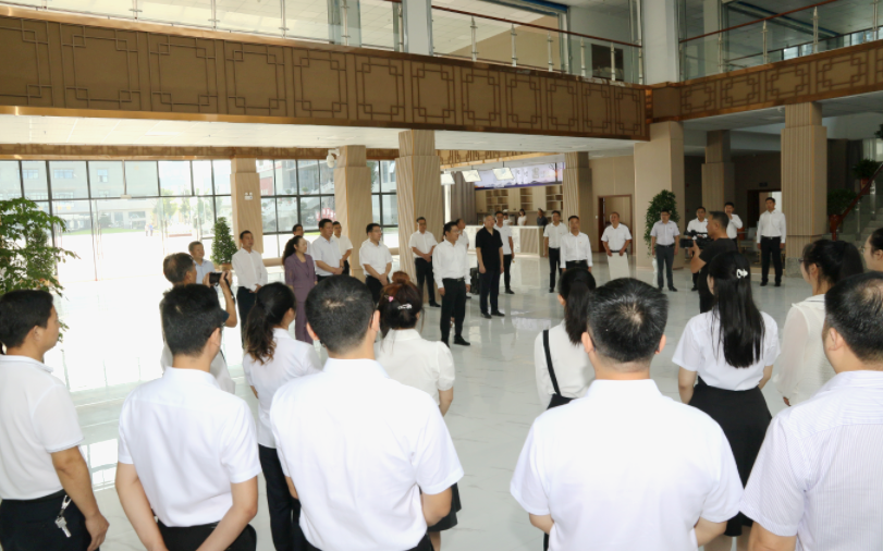 謝曉鳴帶隊(duì)開展教師節(jié)慰問活動(dòng)