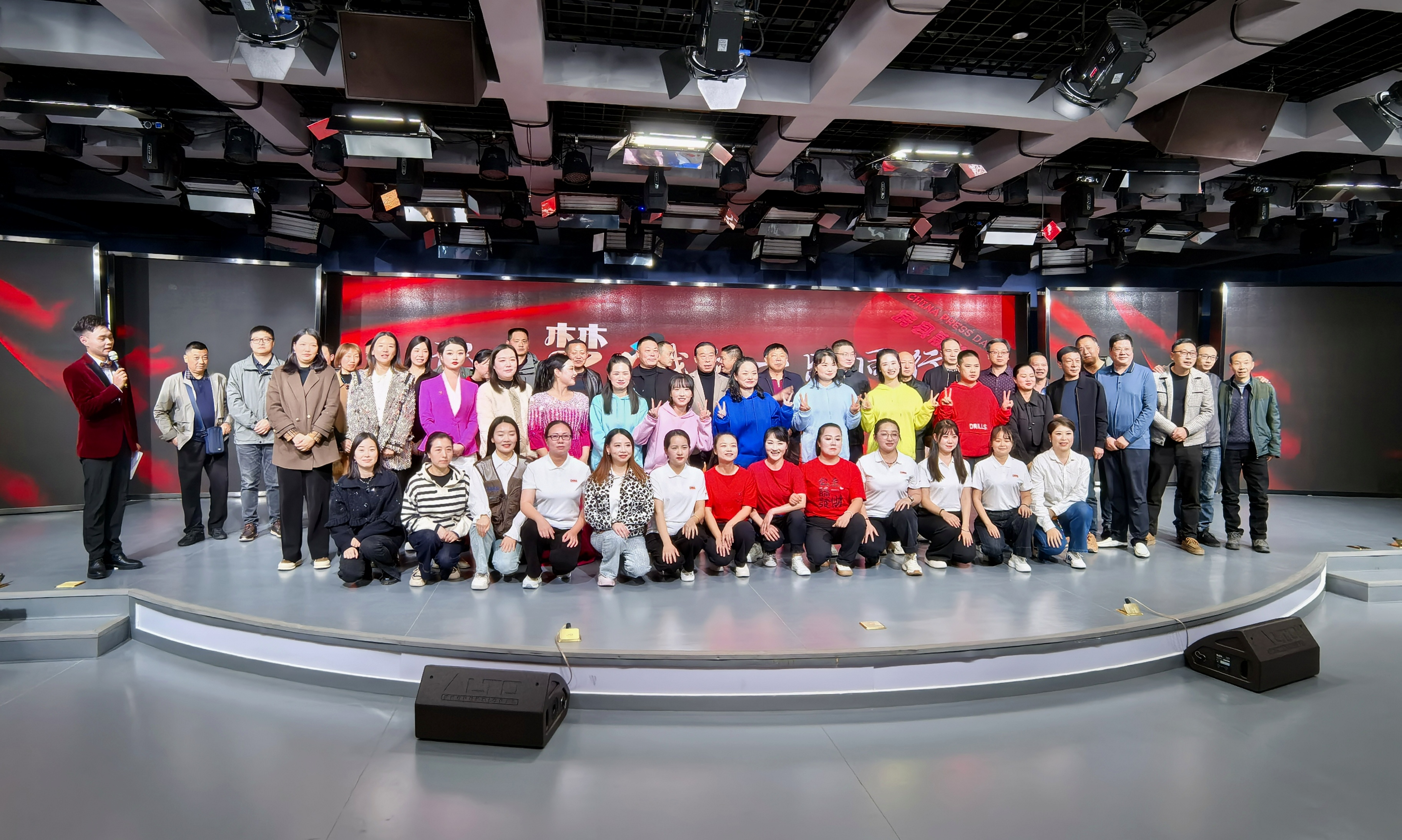 縣融媒體中心：慶祝第25個(gè)中國記者節(jié)