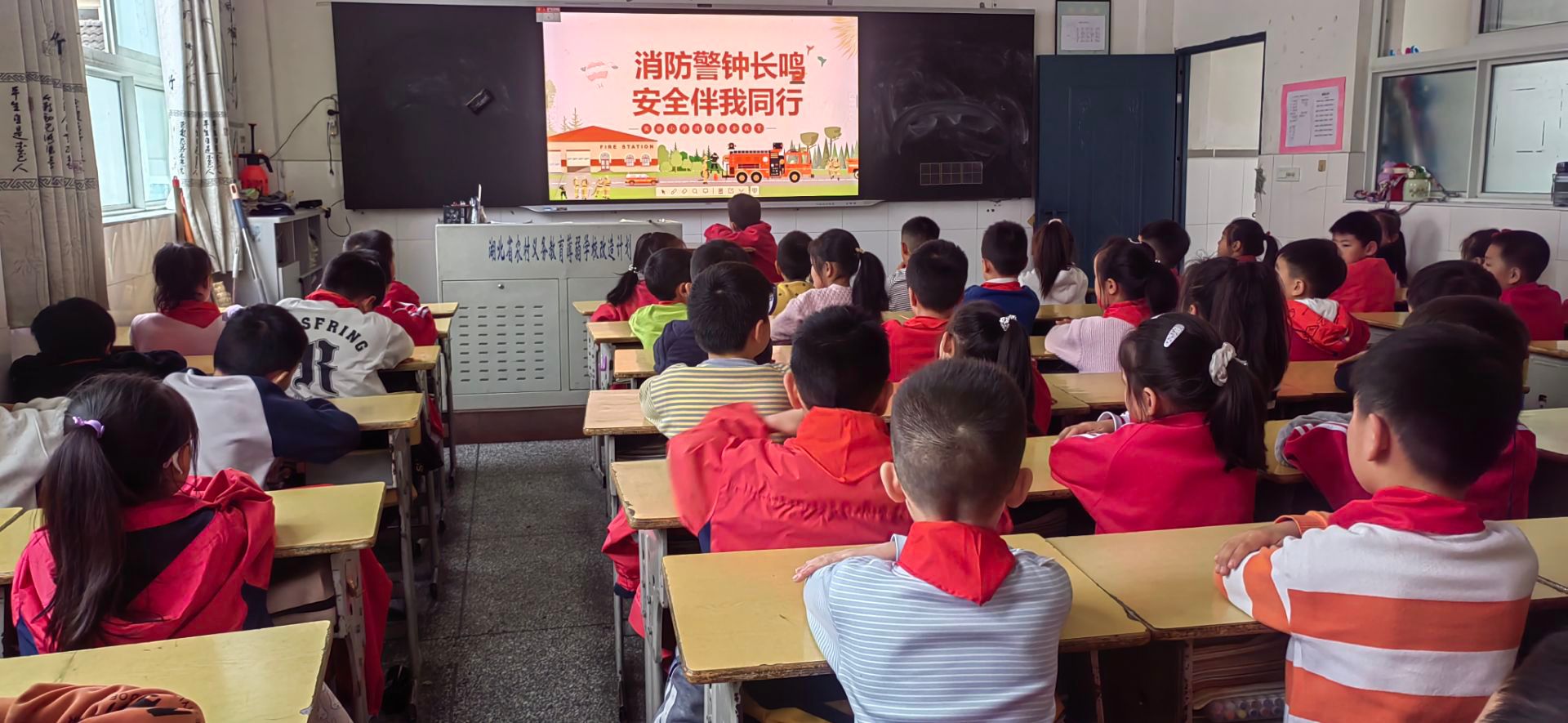 房縣實驗小學開展“119”消防宣傳月活動