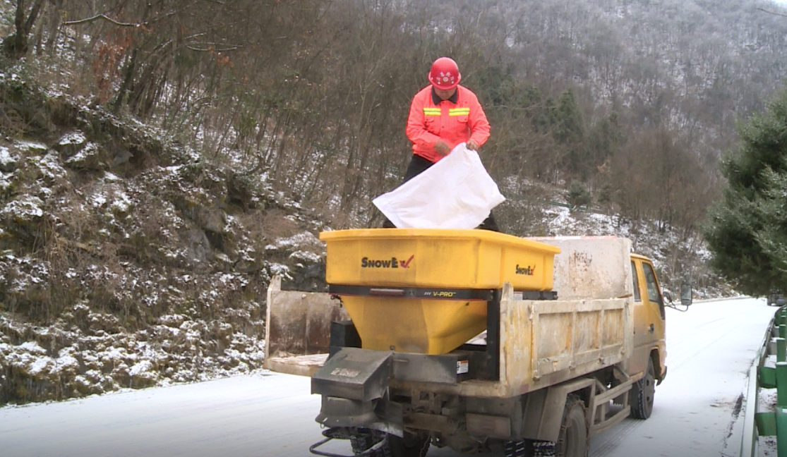 縣交通局公路護(hù)養(yǎng)中心組建90人應(yīng)急隊(duì)伍強(qiáng)化交通保暢