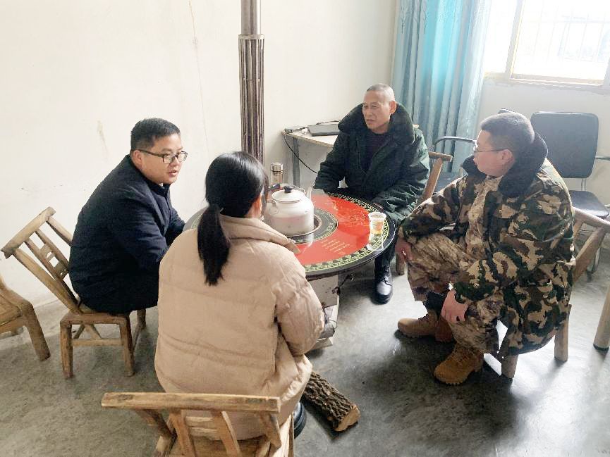 尹吉甫鎮(zhèn)：喜報(bào)慰問送上門 寒冬臘月暖軍心