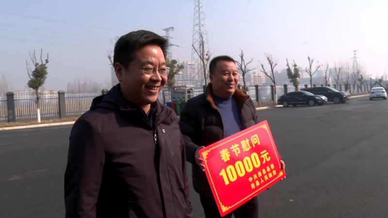 謝曉鳴看望慰問春節(jié)期間一線值班人員