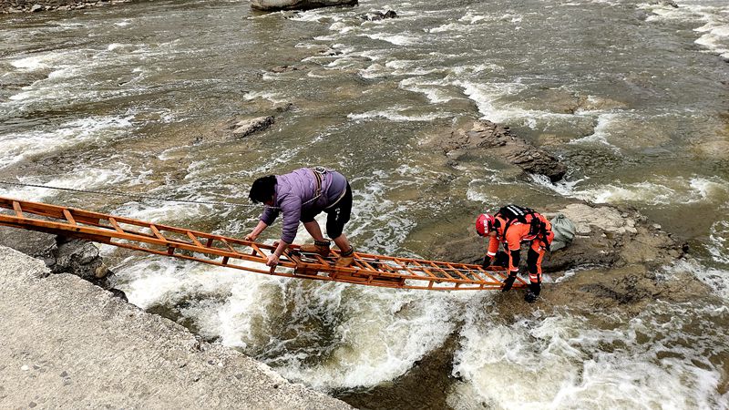 房縣：村民被困河道 消防積極營救