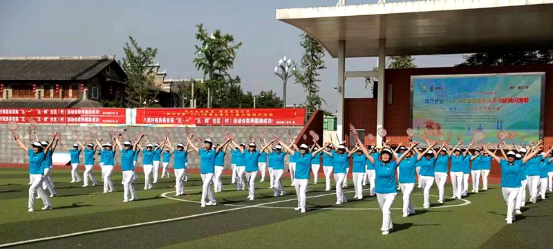 房縣老年大學(xué)柔力球隊(duì)伍精彩亮相2024年湖北省萬(wàn)人柔力球快閃活動(dòng)