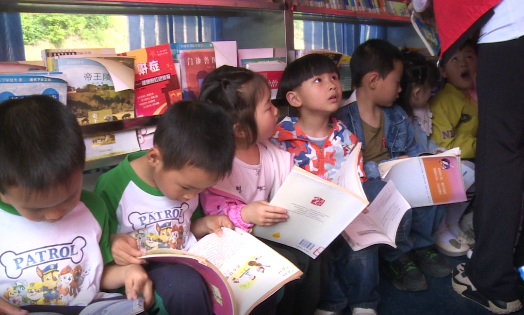 房縣開展“知識改變命運(yùn) 閱讀助力振興”親子閱讀啟蒙教育活動(dòng)