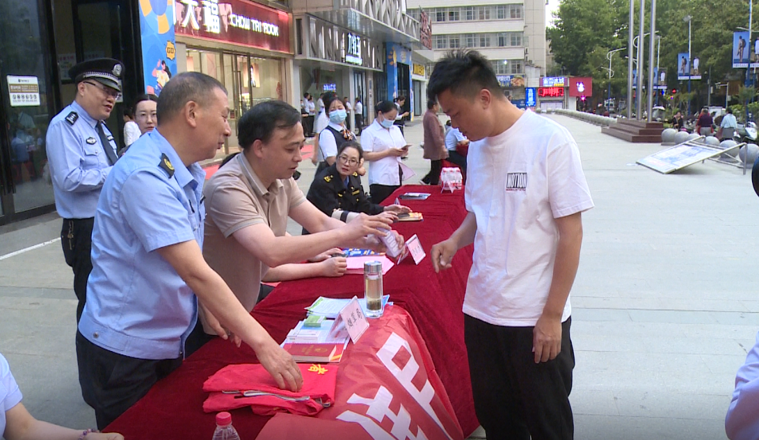 房縣開展“5·15”打擊和防范經(jīng)濟(jì)犯罪宣傳日活動