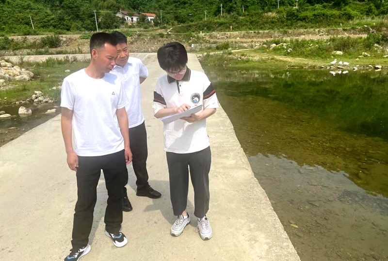 房縣創(chuàng)文辦文明觀察團對20個鄉(xiāng)鎮(zhèn)水環(huán)境進(jìn)行實地觀察