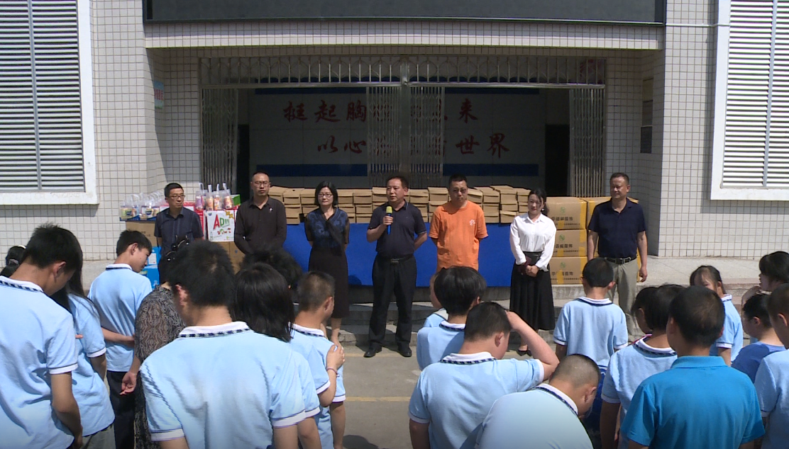 縣委統(tǒng)戰(zhàn)部、縣工商聯(lián)開展關(guān)愛(ài)特殊教育捐贈(zèng)慰問(wèn)活動(dòng)