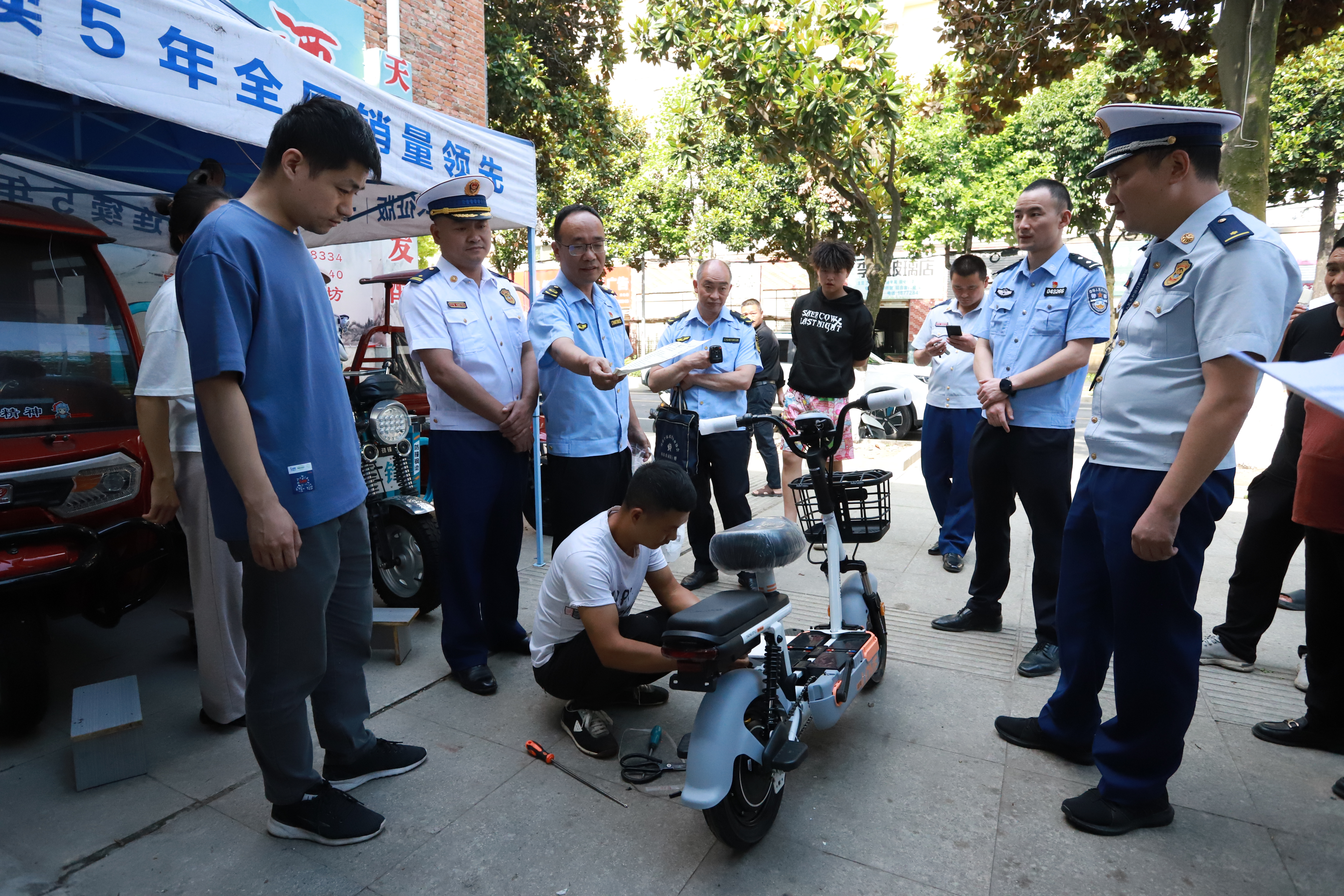 房縣多部門聯(lián)合執(zhí)法 源頭整治電動(dòng)車安全隱患
