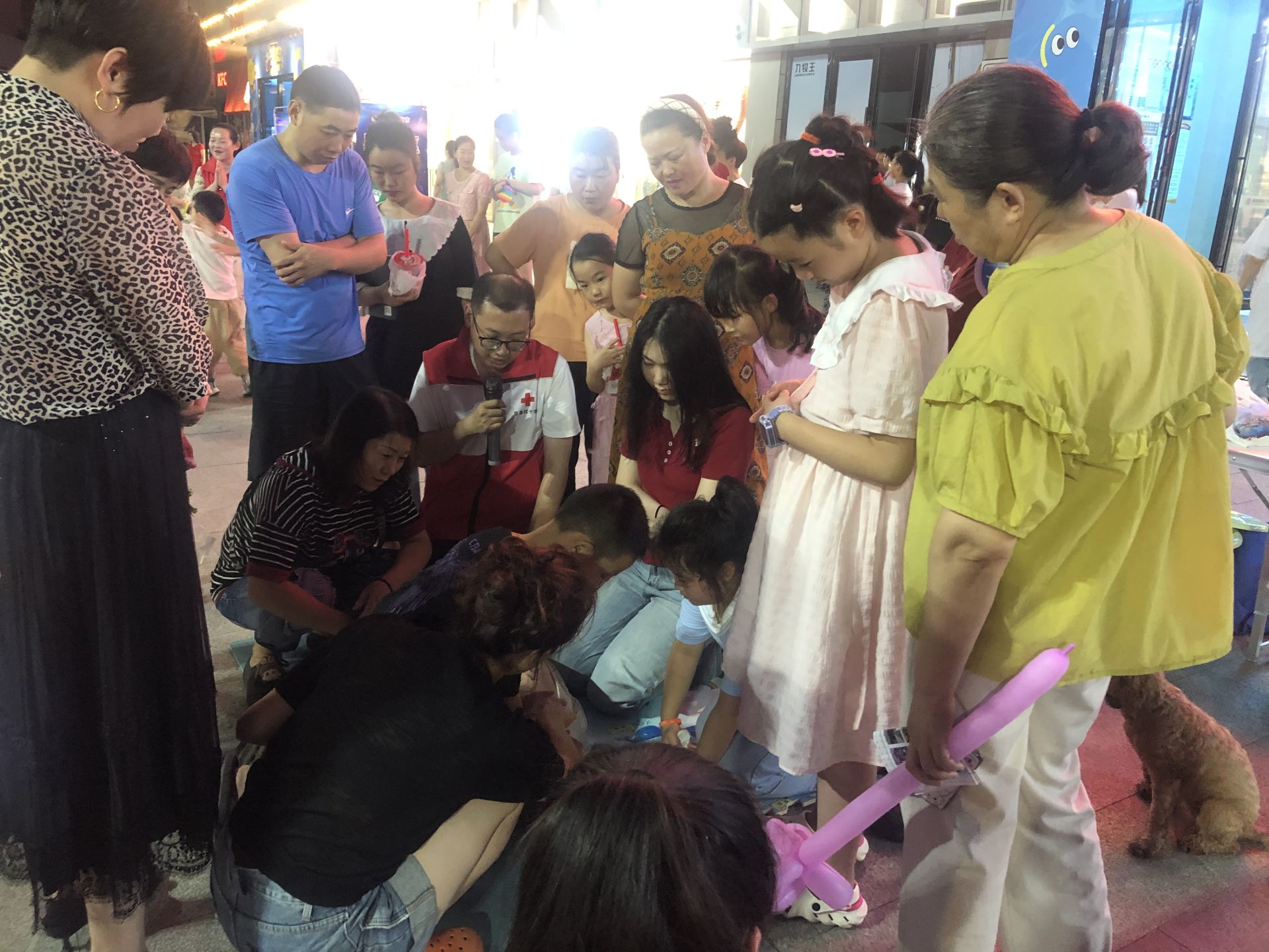 房縣“紅十字公益夜市”再開市 人頭攢動掀熱潮