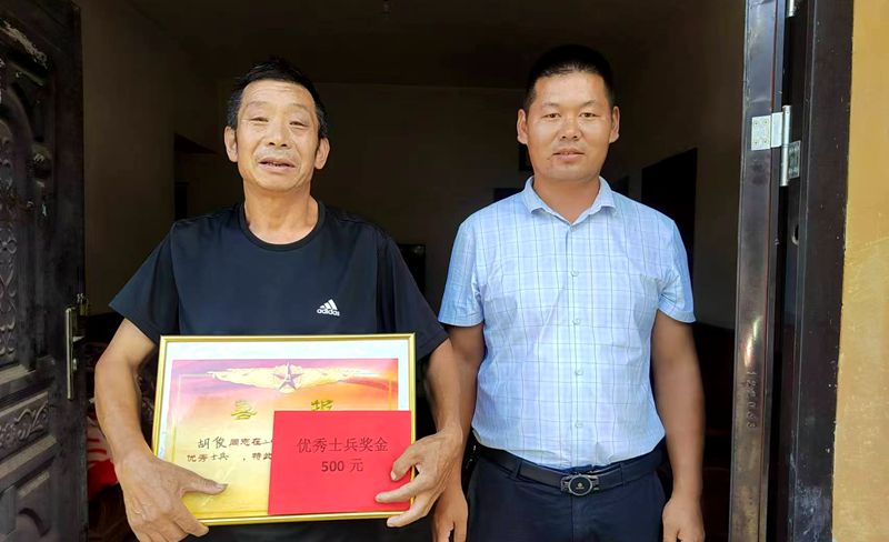 土城鎮(zhèn)開(kāi)展“八一”慰問(wèn)軍屬活動(dòng)