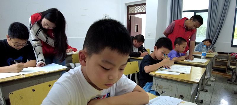 八里坡村：小學(xué)里的“大學(xué)生”