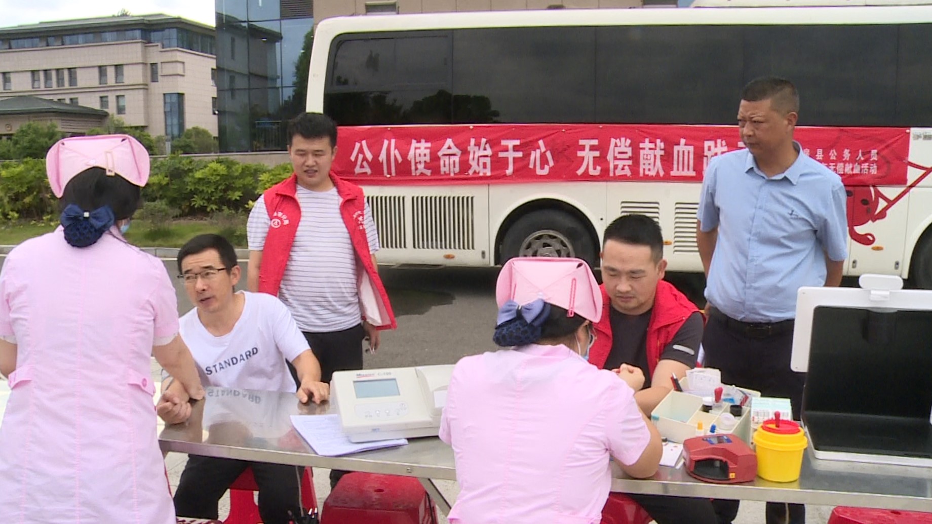房縣開(kāi)展公務(wù)人員無(wú)償獻(xiàn)血活動(dòng)