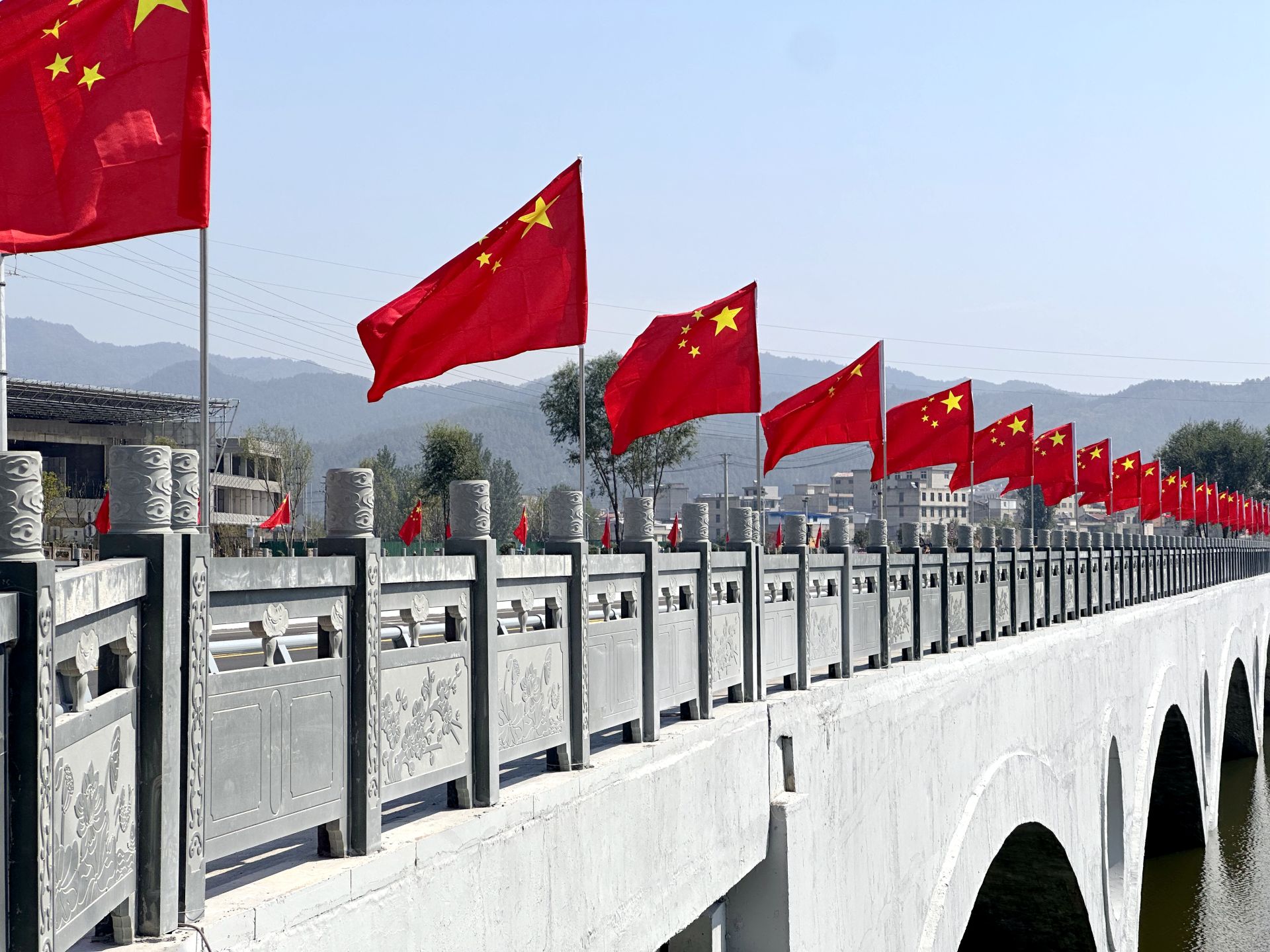 房縣：掛國旗迎國慶 滿城飄揚(yáng)“中國紅”