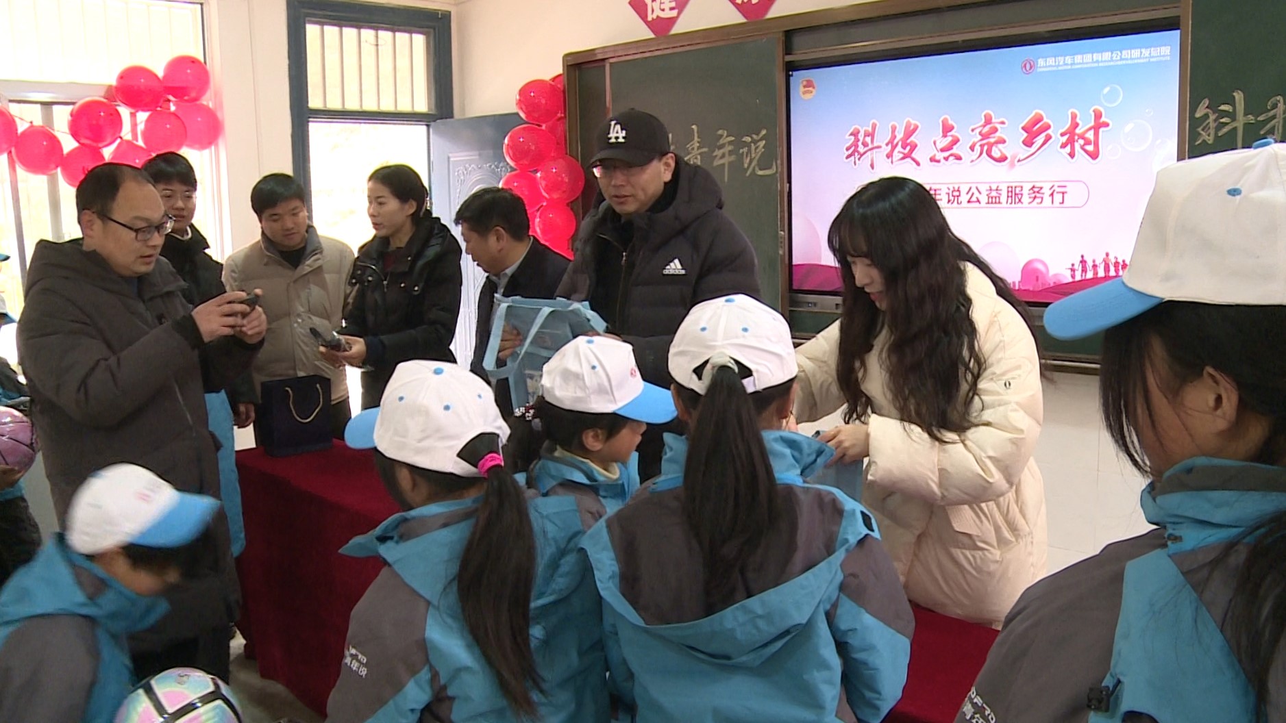 東風(fēng)汽車公司來五臺(tái)鄉(xiāng)開展公益服務(wù)