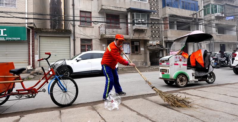 《節(jié)日里的堅(jiān)守》環(huán)衛(wèi)工人：堅(jiān)守崗位保“春潔”