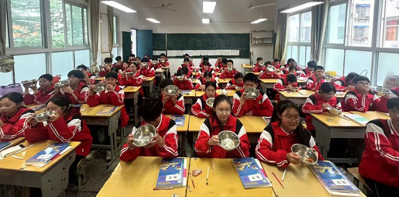 城關(guān)四中：推行“光盤(pán)”行動(dòng) 倡導(dǎo)文明新風(fēng)