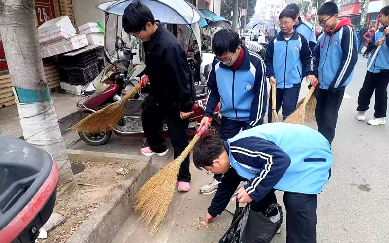 大木初中開展“清潔家園”創(chuàng)文實(shí)踐活動(dòng)