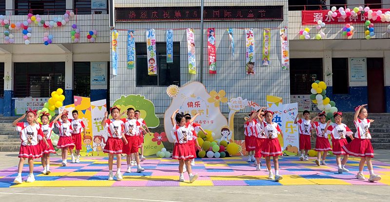 大木希望小學(xué)：童心飛揚(yáng)慶"六一"