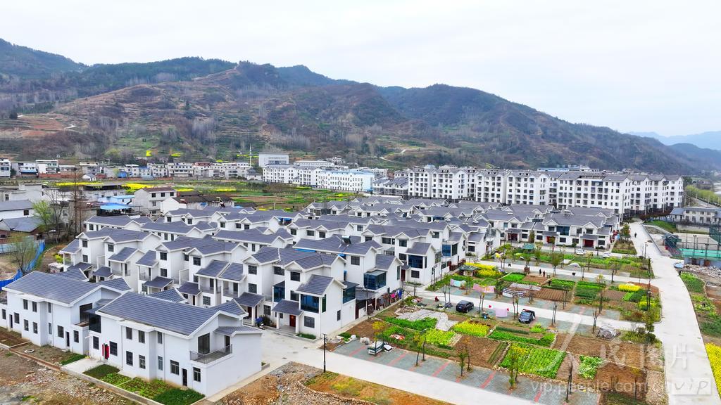 湖北房縣：水庫(kù)移民安置小區(qū)景如畫(huà)