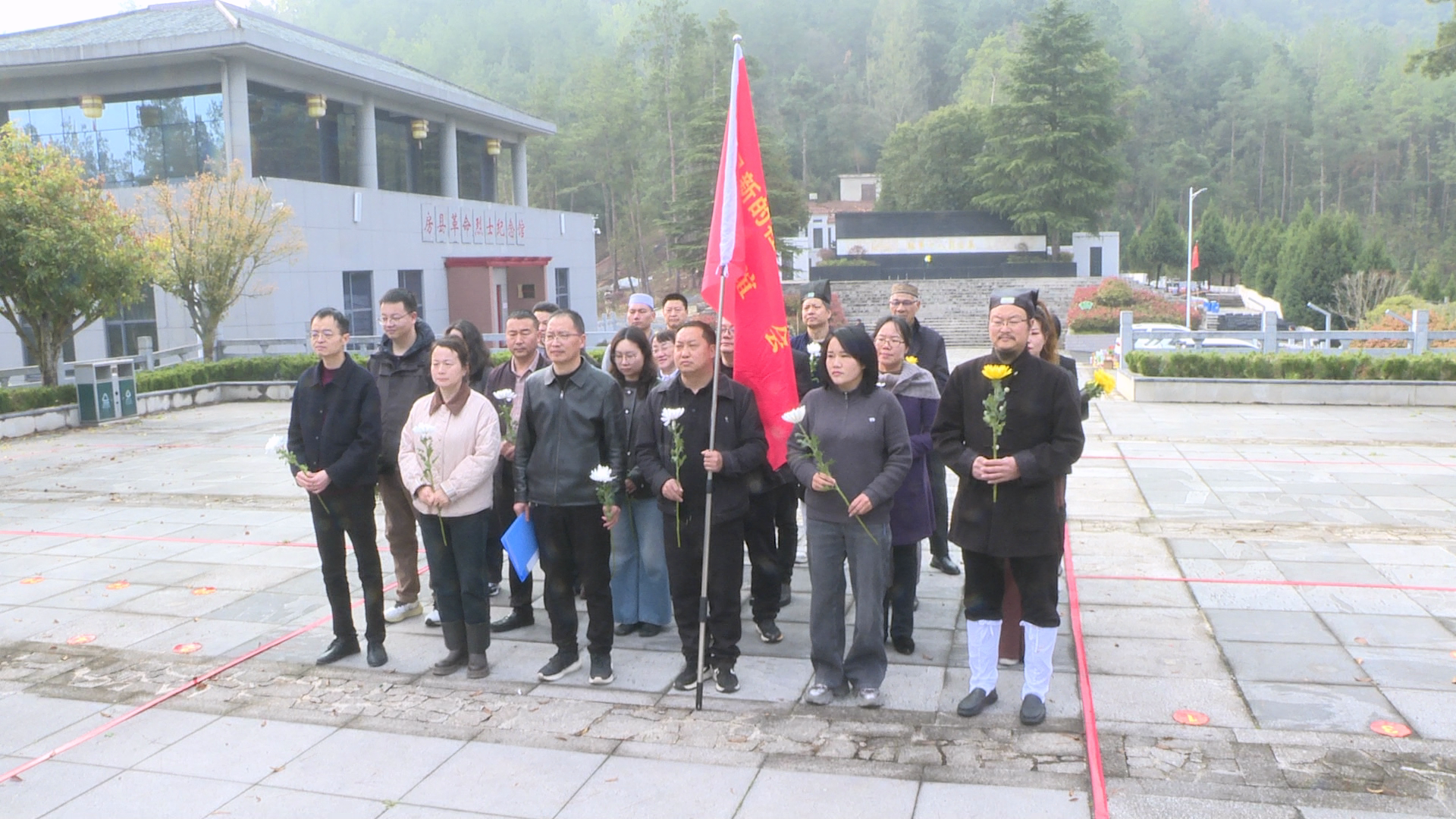 房縣縣委統(tǒng)戰(zhàn)部開(kāi)展清明祭掃活動(dòng)